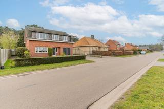 RUIME WONING MET UITZONDERLIJK POTENTIEEL OP GROOT GROEN PERCEELIn een groene en uiterst rustige omgeving bevindt zich deze ruime te renoveren woning...