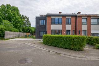 Ontdek deze ruime halfopen woning met 4 slaapkamers op een ruim perceel.Deze ruime halfopen woning met grote tuin, 4 ruime slaapkamers en...