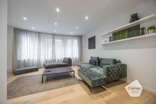 Dit <strong>volledig gerenoveerd</strong> 1-slaapkamer appartement bevindt zich op wandelafstand van de Visserskaai, het centrum van Oostende, winkels en horeca. <br /><br />Dit appartement werd <strong>kwalitatief gerenoveerd</strong> met hoogwaardige materialen en oog voor detail. <br />De <strong>indeling</strong> van dit appartement is als volgt;
<ul>
	<li>Inkom</li>
	<li><strong>Lichtrijke</strong> leefruimte</li>
	<li><strong>Volledig geïnstalleerde</strong> open keuken</li>
	<li>Volwaardige slaapkamer</li>
	<li>Badkamer met lavabo meubel en douche</li>
</ul>
<br />Indien u graag een bezoek had gewenst ter plaatse of meer informatie, aarzel niet om contact op te nemen op het nummer <strong>0495/57 45 30</strong> of via <strong>manon.vn@caenen.be</strong>. <br /> 