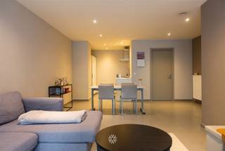 <p><span>GENT - Kortrijksesteenweg 388:  Ben je op zoek naar een ruim en recent appartement te huur vlakbij Sint-Pietersstation in Gent? Dan is dit pand misschien iets voor jou.</span></p><p><span> </span></p><p><span>De voornaamste troeven:</span></p><ul><li><span>Energiezuinig appartement</span></li></ul><ul><li><span>Gelegen nabij Sint-Pietersstation</span></li><li><span>Goed bereikbaar met wagen, openbaar vervoer en fiets</span></li></ul><p><span> </span></p><p><span> </span></p><p><span>Indeling:</span></p><p><span>Inkomhal met apart toilet, leefruimte met open ingerichte keuken (kookplaat, oven, dampkap, koelkast), ruime berging (incl. aansluiting wasmachine), 2 slaapkamers, badkamer uitgerust met inloopdouche en dubbel lavabomeubel. Ondergrondse gemeenschappelijke fietsenberging aanwezig in het gebouw. </span></p><p><span> </span></p><p><span>Belangrijke info:</span></p><p><span>Beschikbaar vanaf 15/11/2026. Domicilie verplicht.</span></p><p><span>Huurprijs: € 1100 + € 85 algemene delen. EGW (elektriciteit, gas en water) afzonderlijk af te rekenen.  </span></p><p><span>EPC: 92 kWh/m² jaar (A-label)</span></p><p><span> </span></p><p><span>Interesse in dit tof appartement? Vraag dan snel jouw bezoek aan via onze website www.axellenaerts.be!</span></p>