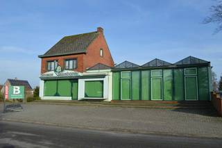 Zeer ruime woning met mogelijkheid tot handel op een perceel van 33a 77ca bestaande uit een winkelruimte van +/-155m², werk- en bergplaatsen met een totale oppervlakte van +/-245m² en serres.<br /><br />Verder beschikt de eigendom over een woonst met een inkomhal, een leefruimte, een volledig ingerichte keuken, een apart toilet, een badkamer met douche, ligbad en dubbele wastafel, een nachthal, 3 slaapkamers, een zolder en een ruim terras.<br /><br />Het mooie grote perceel heeft een straatbreedte van +/- 30m en ligt in een aangename groene omgeving.<br />De eigendom biedt diverse handelsmogelijkheden zoals winkel, horeca, ....<br /><br />Mogelijkheid om extra achterliggende grond bij aan te kopen.<br /><br />Contacteer ons kantoor voor meer info of een bezoek ter plaatse via 0471/605.314 of mail info@immo-b.be!