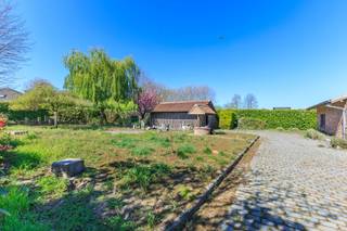 <p><strong>Verkoop via aandelenoverdracht</strong></p>
<p>Deze<span> </span><strong>ruime en veelzijdige villa</strong><span> </span>is gelegen op een prachtig perceel van<span> </span><strong>2.387 m²</strong><span> </span>en biedt tal van mogelijkheden voor wie op zoek is naar een combinatie van wonen en werken. De woning, met een gevelbreedte van 21 meter en een perceelbreedte van 41m bevindt zich op een strategische ligging langs de Brusselsesteenweg in Wetteren, met een<span> </span><strong>uitstekende bereikbaarheid.</strong></p>
<p>De villa beschikt over een royale leefruimte, een bureau, een keuken, een berging, een gastentoilet, een ruim terras en een dubbele garage. Op de eerste verdieping zijn er vier slaapkamers en een badkamer. Daarnaast is er een grote kelder, een vrijstaande garage en een ruime oprit aanwezig. Deze eigendom leent zich perfect voor<span> </span><strong>vrije beroepen<span> </span></strong>of<span> </span><strong>kantoorruimte</strong>, maar biedt evengoed alle comfort als ruime gezinswoning. De villa heeft een EPC-score van 287 kWh/m²/jaar (energielabel C).</p>
<p>De verkoop verloopt via<span> </span><strong>overdracht van de aandelen</strong><span> </span>van de vennootschap die eigenaar is van het pand. Bij deze aandelenoverdracht hoort ook een afzonderlijk gelegen<span> </span><strong>weiland</strong>, in de nabije omgeving van de woning. Bovendien blijven er nog gelden op de rekening van de vennootschap staan, wat deze overname extra interessant maakt voor kopers met een ondernemingsnummer of professionele investeerders.</p>