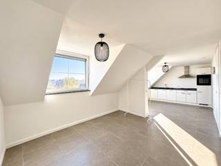 Appartement met 2 slaapkamers en staanplaats (+ 25€ syndic)<br />Dit verzorgde energiezuinige appartement in een kleine Residentie is gelegen op de 2 de verdieping (geen lift)<br />Een ruime inkomhal biedt toegang tot 2 slaapkamers, uitgeruste badkamer met inloopdouche en lavabo. en een apart gastentoilet.<br />Een ruime living en eetkamer met geïntegreerde keuken maakt het geheel compleet. De keuken beschikt over alle toestellen, incl vaatwasmachine. Naast de keuken bevindt zich de berging waar aansluiting voorzien is voor de wasmachine.<br />Achteraan het gebouw is er plaats voor de wagen en een fietsstalling is ook aanwezig. Ruime private kelderberging aanwezig<br />Bij het appartement zelf is geen terras aanwezig maar je kan bij mooi weer het terras op de gelijkvloers gebruiken.