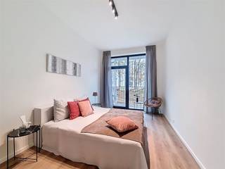 <p><span>GELIJKVLOERS APP. MET TERRAS<br /><br /></span></p><p><span>In Sint-Lambrechts-Woluwe treffen wij deze knappe residentie aan gelegen in de Neerveldstraat. In de nabije omgeving treffen wij diverse onderwijsinstellingen, verschillende supermarkten, Woluwe Shopping, lokale handelaars, openbaar vervoer, ... aan. Wij bevinden ons enerzijds op circa vijftien minuten van het stadscentrum en anderzijds nabij omliggende steden en gemeenten zoals Zaventem en Brussel. </span></p><p><span> </span></p><p><span>Op de gelijkvloerse verdieping van deze nieuwe residentie genaamd Twin Falls treffen wij  dit geriefelijk appartement aan. Wij betreden het appartement via de inkomhal met toegang tot het afzonderlijk toilet, de slaapkamer en de leefruimte. De leefruimte is voorzien van een volledig uitgeruste keuken en  doet dienst als zit- en eethoek. Wanneer wij ons opnieuw naar de inkomhal verplaatsen krijgen wij toegang tot de ruime slaapkamer van circa 14m² met ensuite een volledig uitgeruste badkamer voorzien van een douche en een lavabomeubel met spoelbak. Bijkomend is er nog een wasplaats/berging, deze is net als de badkamer toegankelijk via de slaapkamer. </span></p><p><span> </span></p><p><span>Waarom Twin Falls? </span></p><p><span>- Uitstekende ligging</span></p><p><span>- Aanwezigheid van een lift</span></p><p><span>- Divers aanbod: studio's, appartementen met 1/2 of 3 slaapkamers </span></p><p><span>- Een energiezuinige residentie klaar voor de toekomst (EPC-label A/B, aanwezigheid van zonnepanelen)</span></p><p><span> </span></p><p><span>Als kers op de taart is er een kelder/unit, een gemeenschappelijke fietsenstalling en een afvallokaal allemaal inbegrepen in de huurprijs. Indien gewenst bestaat er de mogelijkheid om een bovengrondse/afgesloten autostaanplaats te huren aan 125,00 euro/maand. </span></p><p><span> </span></p><p><span>Nieuwsgierig naar dit knap nieuwbouwproject? Vraag snel meer informatie of een bezichtiging aan via <span>info@pillar.estate</span></span><span> of contacteer ons op het nummer 033 695 695. </span></p><p><span>Tot binnenkort! <br /></span><span>De vermelde oppervlaktes zijn slechts een indicatie. Pillar kan niet verantwoordelijk gesteld worden voor de juistheid van de door zijn verstrekte gegevens. </span></p><p><span> </span></p>