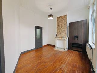 maxime.l@weinvest.be | 02 315 77 22<br /><br />We Invest is exclusively offering this charming 60 m² apartment located on the 1st floor of a quiet 4-story building without an elevator, on the lively Rue de l'Intendant.<br /><br />The property comprises a spacious bedroom, a shower room, a bright and welcoming living room, and a semi-equipped open-plan kitchen. You will also appreciate the private cellar, ideal for storage. The apartment has double-glazed windows and gas heating. Some electrical work is required to bring the property up to standard.<br /><br />The location is particularly convenient, just a stone's throw from supermarkets (Aldi, Carrefour Express), local shops, schools (Saint-Joseph, Saint-Rémy), nurseries, and green spaces such as Saint-Rémy Park. Public transportation (metro, tram, bus) provides quick access to the center of Brussels.<br /><br />Energy performance: PEB F (317 kWh/m²/year, CO₂: 63).<br /><br />Don't miss this rare opportunity on the market. Contact us today to arrange a viewing and discover all our exclusive properties at www.weinvest.be.