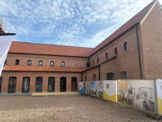 W02 is een zeer charmante ruime energiezuinige woning met op het gelijkvloers een zeer ruime leefruimte grenzend aan het terras en privatieve tuin en met open keuken. berging, toilet en een inkom met mogelijkheid tot het plaatsen van een grote vestiairekast. Via een gemakkelijke Rubberwood trap begeeft u zich naar de eerste verdieping die voorzien is met 2 ruime slaapkamers en badkamer. De grote slaapkamer heeft daglicht aan beide zijden. De badkamer is voorzien van douche, toilet, wandmeubel met dubbel lavabo. Op de tweede verdieping bevindt zich een grote afgewerkte ruimte die u naar wens kan indelen. u heeft hier de mogelijkheid om eventueel nog 2 a 3 bijkomende kamers te maken.<br />De woning bevindt zich in het volledig gerenoveerde Clarissenklooster. Met aan de achterzijde een private tuin en aan de voorzijde een mooi aangelegde toegang met mogelijk tot aankoop van een autostaanplaats. Deze autostaanplaatsen worden verkocht voor een prijs van 17.500,00 euro exclusief kosten. Een tweede staanplaats kan aangeschaft worden in de ondergrondse keldergarage van de nieuwbouw aan een bedrag van 27.500,00 euro exclusief kosten. De woning kan aangekocht worden aan 6% BTW (mits voorwaarden volgens de BTW regelgeving).Maak een afspraak voor een bezoek ter plaatse.