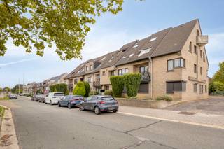 Voor meer info of om een bezoek in te plannen, neem contact op via 016199345 of via pieter.maes@homixx.be.<br /><br />Bent u op zoek naar een instapklaar, energiezuinig appartement in Hasselt? Dan is dit appartement (gelegen op de eerste verdieping) exact wat u zoekt! Enkele van de vele troeven:<br />- Gelegen in een rustige straat, vlakbij de ring van Hasselt en de oprit van de E313 en bovendien op wandelafstand van de dichtstbijzijnde supermarkt én op nauwelijks 5 minuten fietsen van het bruisende centrum van Hasselt;<br />- Overdekte staanplaats (inbegrepen in de vraagprijs);<br />- Lichtrijke leefruimte;<br />- Conforme elektriciteit;<br />- Uitstekende EPC-score (B) dankzij o.m. een vernieuwde condensatieketel (2023);<br />- ...<br /><br />INDELING:<br />Inkomhal, woonkamer met open keuken - voorzien van alle merktoestellen - van waaruit u toegang heeft tot het gezellige terras. Verder is er nog een badkamer met bad en dubbele lavabo, twee ruime slaapkamers en een wasplaats/berging voor extra opslagruimte. Achteraan het gebouw bevindt zich nog een ruime, overdekte staanplaats. <br /><br />Kan u niet wachten om dit prachtige appartement te bekijken? Plan dan snel uw bezoek in!