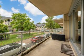 <p></p>
<h1>Ruim en verzorgd appartement met 2 slaapkamers en ondergrondse autostaanplaats in het centrum van Essen</h1>
<p>Dit verzorgde appartement op de eerste verdieping combineert ruimte, comfort en een praktische indeling op een rustige locatie in het hart van Essen. Dankzij de lift, de ondergrondse autostaanplaats en de nabijheid van alle voorzieningen vormt dit een ideale woonst voor wie comfortabel en centraal wil wonen.</p>
<p>Via de gemeenschappelijke inkomhal bereikt u met de trap of lift de eerste verdieping. De inkomhal geeft toegang tot de lichtrijke zonnige leefruimte, waar voldoende plaats is voor zowel een gezellige zithoek als een ruime eethoek. Aansluitend bevindt zich de volledig uitgeruste keuken met elektrische kookplaat, dampkap, oven, koelkast en vaatwasser. Een mooi zuid georienteerd terras maakt het plaatje compleet.</p>
<p>Verder beschikt het appartement over een praktische berging met aansluiting voor wasmachine en droogkast.</p>
<p>De nachthal leidt naar een afzonderlijk gastentoilet met handenwasser en een volledig betegelde badkamer, uitgerust met een ligbad met douchefunctie, een lavabo in meubel en een handdoekradiator.</p>
<p>Aan de rustige achterzijde van het gebouw bevinden zich twee volwaardige slaapkamers van respectievelijk 12,6 m² en 12,3 m².</p>
<p>Bij het appartement hoort bovendien een vlot bereikbare ondergrondse autostaanplaats en gemeenschappelijke fietsenberging inbegrepen in het aanbod.</p>
<h2>Troeven</h2>
<ul>
<li>
<p>Ruim en verzorgd appartement</p>
</li>
<li>
<p>Twee volwaardige slaapkamers</p>
</li>
<li>
<p>Lichtrijke zonnige leefruimte met zuid georienteerd terras</p>
</li>
<li>
<p>Praktische indeling</p>
</li>
<li>
<p>Afzonderlijke berging</p>
</li>
<li>
<p>Lift aanwezig</p>
</li>
<li>
<p>Ondergrondse autostaanplaats inbegrepen</p>
</li>
<li>
<p>Rustige ligging in het centrum van Essen</p>
</li>
<li>
<p>Winkels, openbaar vervoer, horeca, apotheek en andere voorzieningen op wandel- en fietsafstand</p>
</li>
</ul>
<p><strong>Gemeenschappelijke kosten: € 160 per maand</strong></p>