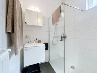 Bent u op zoek naar een stijlvolle, instapklare plek in het bruisende centrum van Antwerpen? Deze moderne studio aan de Kiliaanstraat 1 biedt de perfecte combinatie van comfort, licht en een toplocatie. De studio is gelegen in een aangename, rustige straat, maar bevindt zich tegelijkertijd op wandelafstand van gezellige terrasjes, winkels, universiteiten en het openbaar vervoer.<br /><br />Indeling:<br />- inkomhal<br />- badkamer met toilet<br />- leef/slaapruimte<br />- open keuken <br /><br />Extra troeven:<br />- goed EPC label B<br />- rolluiken<br />- moderne afwerking<br />- uitstekende mobiscore: 9,7/10<br />- geen gemeenschappelijke kosten<br /><br />Bent u geïnteresseerd in een appartement of woning te huur in Antwerpen? Aarzel dan niet om een bezoekaanvraag te doen via onze website www.dewaele.com<br /><br />Had u graag uw eigen eigendom te koop of te huur aangeboden contacteer ons dan voor een vrijblijvende schatting per mail naar antwerpen@dewaele.com.<br /><br />Ook voor alle andere vragen omtrent vastgoed, kopen of verkopen kan u steeds bij ons terecht!