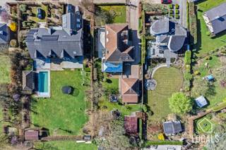 Uitstekend onderhouden villa met een bruto bewoonbare oppervlakte van 267,5m². De dubbele garage, zolder hoofdgebouw, zolder garage, tuinkamer,...