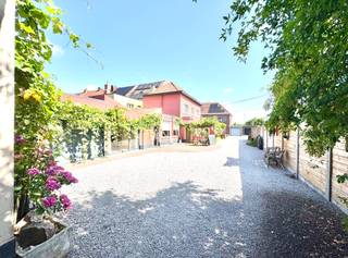 HALFOPEN WONING MET 3 SLAAPKAMERS, TUIN & MAGAZIJN, SAMEN OP 562 M²<br />Op een locatie met goede verbindingen en dichtbij het centrum en alles wat men nodig heeft, ligt deze degelijk gebouwde, halfopen woning met tuin/terrassen, 3 kamers, dubbele garage, overdekt terras en magazijn; Omheind perceel van 562 m², toegankelijk via een metalen poort (elektriciteit/motorisatie zit klaar), rechtstreekse doorrit naar een magazijn van 170 m² met inrijpoort, vrije hoogte 3,5m op laagste punt; Binnenkoer, aangelegd met deels terrassen, deels dolomiet, overdekt terras, Berging, Dubbele garage; Woning: inkom met traphal en ruime lichtrijke voorplaats/ bureau (met kachel als extra); Deur naar vestiaire en doorgang naar een droge kelder; het hoofdgebouw bestaat uit betonnen gewelven; Doorgang naar achtergelegen leefruimte met plaats voor salon (met kachel), eetplaats en open keuken; Badkamer met lig- en stortbad in één en wastafel met meubel en spiegel; Wasplaats met technische berging en apart toilet; Gelijkvloerse slaapkamer met dressing; Boven: nachthal naar twee zeer ruime slaapkamers, tweede apart toilet en vaste trap met kipluik naar een bergzolder; Overal centrale verwarming via condenserende ketel op aardgas; Merendeels dubbele beglazing; overal rolluiken behalve raam gelijkvloerse slpk waar wel al hoogrendementsglas is; EPC 365/ Label D (geen renovatieplicht); Woning en magazijn staan elk op een apart kadastraal perceel wat boekhoudkundig interessant kan zijn in aankoop of voor wie bijvoorbeeld het magazijn kan gebruiken en de woning kan verhuren of uiteraard samen voor wie houdt van veel ruimte of hobby's heeft waarbij de opslagplaats een waar paradijs is, enz.. (gunstig asbestattest: géén asbestplaten onder het dak van het magazijn; Géén asbest in pleisterwerk // 3 zorgvuldig te beheren materialen: elektrische installatie bakeliet/menuiserit onderdak woning/ schouwbuis// 1 te verwijderen materiaal: afvoerbuis regenwater); Beschikbaarheid: bij akte na betaling; Info en bezoek: julie@elet.immo of 0479 635 685;