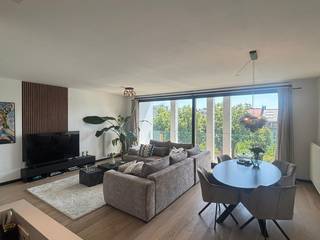 Prachtig modern appartement met terras en panoramische ramen op de 7de verdieping in de Theaterbuurt op wandelafstand van winkels,...