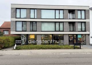 Mooi en lichtrijk appartement in Turnhout, bestaande uit: inkomhal met vestiaire, toilet, ruime leefruimte met grote raampartijen en toegang tot...