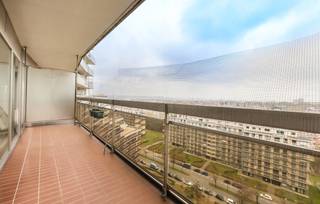 MOLENBEEK-SAINT-JEAN, Machtens district, spacious apartment with a living area of ± 100m² located on the 13th floor. It is composed as...