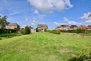Deze ruime gezinswoning is gelegen aan de Vliegveldlaan in Brustem, op een prachtig perceel van maar liefst 14a89ca. De woning geniet achteraan van een weids en groen uitzicht over de achterliggende weilanden, waardoor u hier volop kunt genieten van rust en ruimte. Dankzij de ligging nabij de N3 bereikt u vlot zowel het centrum van Sint-Truiden als de richting Luik. Ook de verbindingsweg naar de N80 bevindt zich vlakbij. Het openbaar vervoer vindt u op amper 250 meter van de woning.<br /><br />We betreden de woning via een ruime inkomhal met apart gastentoilet. Deze centrale inkomhal vormt het hart van de woning en biedt toegang tot de verschillende leefruimtes, de bovenverdieping en de praktijkruimte. De ruime woonkamer is aangenaam licht dankzij het grote schuifraam dat een mooie verbinding vormt met het terras en de tuin. De leefruimte biedt plaats aan een gezellige zithoek en een eetruimte. Aansluitend vinden we de ingerichte keuken met praktische ontbijthoek. De wasplaats/berging vormt de verbinding tussen de keuken en de praktijkruimte aan de achterzijde van de woning. Zowel de keuken als de praktijkruimte genieten van een aangenaam zicht op de tuin.<br /><br />Een absolute troef van deze woning is de ruime praktijkruimte met een aparte ingang aan de voorzijde van de woning en een aparte parkeerplaats. Via deze toegang komt men in een wachtruimte met balie, waarna twee polyvalente kamers toegankelijk zijn. Deze ruimtes vloeien mooi in elkaar over en kunnen volledig worden ingericht volgens de behoeften van de nieuwe eigenaar. Dankzij de aparte toegang is deze ruimte bijzonder geschikt voor een zelfstandige activiteit, vrij beroep of praktijk, maar uiteraard kan ze ook dienstdoen als bureau, hobbyruimte, speelruimte of extra leefruimte.<br /><br />Op de bovenverdieping bevinden zich de nachthal, badkamer en vier ruime slaapkamers. Daarnaast beschikt de woning over een ruime zolderverdieping die nog tal van mogelijkheden biedt. Mits de nodige afwerking kan deze perfect worden ingericht als vijfde slaapkamer of extra leefruimte. Wie geen bijkomende woonruimte nodig heeft, kan de zolder uiteraard ook gebruiken als bijzonder praktische stockageruimte.<br /><br />De volledige woning beschikt over een kelder, gedeeltelijk uitgevoerd als kruipkelder, wat zorgt voor extra bergruimte en praktische mogelijkheden.<br /><br />Ook buiten heeft deze woning heel wat te bieden. Het ruime terras sluit mooi aan bij de leefruimtes en vormt samen met de aangelegde tuin een aangename plek om te ontspannen en te genieten van het open uitzicht over de weilanden. Verder beschikt de woning over een dubbele carport met praktische opbergmogelijkheden voor fietsen, tuinmateriaal en allerhande benodigdheden.<br /><br />Deze woning is dan ook een bijzonder interessante opportuniteit voor wie op zoek is naar een ruime gezinswoning met vier slaapkamers, een zolder met uitbreidingsmogelijkheden en een volwaardige praktijkruimte met afzonderlijke toegang. De combinatie van de royale perceeloppervlakte, het prachtige groene uitzicht, de vele mogelijkheden en de vlotte bereikbaarheid maakt van deze woning een uniek geheel.<br /><br />Bent u op zoek naar een ruime gezinswoning waar wonen en werken perfect gecombineerd kunnen worden, of wenst u gewoon te genieten van veel ruimte en mogelijkheden op een mooi perceel? Maak dan snel een afspraak voor een bezoek via 011 70 70 19.<br />