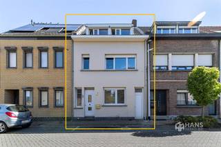 <p><span>Ruime woning (186 m²) met 5 slaapkamers en tuin (270) m² in Schelle.</span></p><p><span>De ruime rijwoning is gelegen in de Pastorijstraat in Schelle, in een aangename woonomgeving nabij het centrum. Winkels, scholen, horeca en andere dagelijkse voorzieningen bevinden zich in de nabije omgeving. Ook het openbaar vervoer en belangrijke verbindingswegen zijn vlot bereikbaar, waardoor je van hieruit gemakkelijk richting Antwerpen en de omliggende gemeenten trekt. Tegelijk woon je op korte afstand van verschillende groene plekjes en wandelmogelijkheden.</span></p><p><span>De woning is voorzien van dubbele PVC-beglazing, beschikt over handmatige rolluiken en wordt verwarmd op gas. Daarnaast beschikt ze over een kelder die voor extra bergruimte zorgt. Een absolute troef is de ruime noordoostelijk georiënteerde tuin van maar liefst 270 m².</span></p><p><span>Op het gelijkvloers kom je binnen via de inkom-/traphal. De blikvanger van deze verdieping is zonder twijfel de royale leefruimte met open leefkeuken van maar liefst 68 m², die van voor- tot achteraan doorloopt. De keuken vormt het centrale hart van de ruimte en zorgt voor een natuurlijke verbinding tussen het zit- en eetgedeelte. Achteraan bevinden zich nog een aparte praktische berging/wasplaats en gastentoilet.</span></p><p><span>De eerste verdieping telt drie slaapkamers van 8 m², 3 m² en 17 m². De ruime badkamer van 11 m² is uitgerust met een hoekbad, dubbele lavabo, toilet en douche.</span></p><p><span>Nog een verdieping hoger bevinden zich twee bijkomende slaapkamers van 11 m² en 10 m². Daarnaast krijg je hier een verrassende open ruimte van 19 m², die dankzij haar open karakter en natuurlijke lichtinval tal van mogelijkheden biedt. Denk aan een bureau, speelruimte, hobbyhoek of gezellige leesplek.</span></p><p><span>Ben je op zoek naar een ruime gezinswoning met 5 slaapkamers en een waaier aan mogelijkheden? Maak snel je afspraak en ontdek zelf hoeveel ruimte deze woning te bieden heeft</span></p><p><span>Bewoonbare opp. 186 m² ref.: bruto vloeropp. EPC. Voor meer info of een gratis schatting surf naar www.hansimmo.be</span></p><p><span> </span></p>
