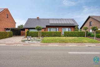 Ontdek deze unieke laagbouwwoning, gelegen op een prachtig perceel van 956 m² met een adembenemend uitzicht over de groene, landelijke omgeving...