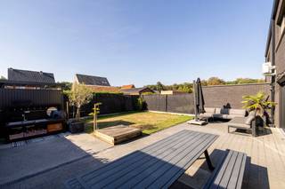 Gelegen in een rustige doodlopende straat, op een steenworp van het prachtige natuurdomein De Renesse en het centrum van Oostmalle, vindt u deze mooi BEN-woning. Met een bewoonbare oppervlakte van 268 m², domotica en een hoge afwerkingsgraad, biedt dit huis de perfekte balans tussen rust en modern wooncomfort.<br /><br /><span>Gelijkvloers<br /></span>U stapt de woning binnen via de ruimte inkomhal met ingemaakte vestiairekasten. Er bevindt zich tevens een ruim gastentoilet met lavabo.<br />De lichtrijke keuken en leefruimte baden in het natuurlijke licht door de grote ramen. Tijdens de warme zomers zorgt de airconditioning voor een heerlijke verkoeling. Verder beschikt de woning over een berging/wasplaats en gekoppelde garage<br /><br /><span>Eerste verdieping</span><br />Hier bevinden zich twee bijzonder ruime prachtig afgewerkte slaapkamers. De badkamer straalt pure luxe uit en beschikt over een grote inloop-regendouche, een ligbad, een dubbele lavabo en een grote spiegelpartij. Een grote strakke bureau is geïntegreerd in de hal.<br /><br /><span>Tweede verdieping</span><br />Ook hier vindt u 2 ruime slaapkamer, voorzien van grote veluxramen die zorgen voor een natuurlijk licht. Ook de tweede handige badkamer, compleet met een ruime regendouche, lavabo en toilet biedt het nodige comfort.<br />Via een valtrap bereikt u een grote bergzolder.<br /><br />De tuin is zuidgericht, volledig omheind en heeft een riant terras van 40m² stijlvol afgewerkt tussen de terrasmuren.<br /><br />TROEVEN IN DE KIJKER<br />BEN-woning : EPC A <br />C+ ventilatiesysteem<br />Zonnepanelen<br />Slimme domotica : bedien alles vanop afstand via de smartphone<br />elektrische rolluiken over de gehele woning<br />alarmsysteem<br />4 ruime slaapkamers met airco<br /><br />
<p>Zin om van deze woning je nieuwe thuis te maken?</p>
<p>Bel Flor Vastgoed voor een afspraak ter plaatse op 03/283 62 43!</p>