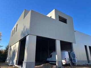 <strong>SME unit</strong> of 820 m², expandable to a total area of 2,460 m², for sale.<br /><br />The site is strategically located close to the Albert Canal, a crucial logistics hub for transport and economic activity in Limburg. In addition, the business park enjoys excellent accessibility thanks to its proximity to the E313 and E314 motorways, with fast connections to Brussels, Antwerp, the Netherlands, and Germany.<br /><br />The SME Units are delivered shell and are equipped with <strong>sectional doors (4.2 m H x 4 m W)</strong>, a clear <strong>height of 6 m</strong>, insulated roof, sandwich piles, skylight with smoke hatch, and concrete floor with a maximum load capacity of 1,000 kg/m².<br />The exterior walls consist of an insulated prefabricated plinth in gray smooth reinforced concrete. The plinths have a sandwich structure.<br /><br />The warehouses are suitable for storage, offices, showrooms, and production, and offer an ideal environment for doing business.<br /><br />Contact <strong>PANORAMA B2B</strong> for additional information, plans, or a no-obligation site visit at<strong> 011.220.500.</strong>