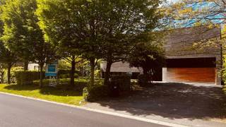 Bent u op zoek naar een unieke woonst waar licht, ruimte en privacy samenkomen? Lees dan zeker verder!Deze ruime open villa van 15 x 15 meter is gelegen op een prachtig perceel van 1.132 m² in een idyllische, landelijke omgeving. Met een gunstig EPC-label B voldoet de woning ruimschoots aan de huidige energetische normen. De volgroeide, aangelegde tuin biedt volop privacy, terwijl de N16 en E17 zorgen voor een uitstekende bereikbaarheid.Bij aankomst springt de indrukwekkende voorgevel meteen in het oog. De imposante voordeur van 5,35 meter hoog en 2,20 meter breed bevindt zich op 16 meter van de straatkant en is strategisch verscholen in een lichtkoker achter een volle muur. Een slim geplaatst raam van 1 x 6 meter voorkomt inkijk en biedt vanuit de woning een panoramisch zicht op de groene voortuin. Binnen zorgen de open indeling en twee vides voor een uitzonderlijk ruimtegevoel. De leefruimte van 12 x 6 meter heeft een plafondhoogte van 5,35 meter en wordt overspoeld door daglicht dankzij de indrukwekkende raampartijen. De 3 meter diepe oversteek van zijgevel en dak fungeert als natuurlijke zonwering, waardoor de woning ook op warme dagen aangenaam koel blijft. De open leefkeuken beschikt over een groot keukeneiland, ruime kasten en grote plafondhoge ramen. Op het gelijkvloers loopt de authentieke Belgische blauwe hardsteen drempelloos door van de inkomhal tot het terras, waardoor binnen en buiten één geheel vormen.De bovenverdieping straalt warmte uit dankzij de Vlaamse eiken parketvloer. De master bedroom sluit aan op een indrukwekkende glaswand van 15 meter lang en 2,55 meter hoog, gevolgd door een dressing en badkamer met dubbele lavabo, toilet en ruime inloopregendouche. Een praktische wasberging en comfortabele logeerkamer vervolledigen deze verdieping. U hoeft dus nooit meer met zware wasmanden de trap op en af! De woning is uitgerust met lage-temperatuurvloerverwarming via een hoogwaardige Weishaupt-condensatieketel. Twee afzonderlijke circuits en thermostaten laten toe om boven en beneden onafhankelijk te verwarmen.Ook de tuin is een absolute troef, met 29 volwassen bomen, diverse hagen, fruitbomen en een walnotenboom. De regenwaterput van 10.000 liter is aangesloten op twee toiletten en kan ook op de wasmachine worden aangesloten. De dubbele inpandige garage biedt plaats aan twee wagens naast elkaar.Wilt u zelf de unieke sfeer, ruimte en architectuur van deze villa ervaren? Neem dan zeker contact met ons op voor een bezoek!