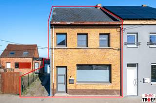 Deze gezinswoning is gelegen op korte afstand van centrum Lebbeke en bestaat op het gelijkvloers uit een inkomhal, een gezellige leefruimte, een keuken met aansluitend een praktische wasplaats, verschillende bergruimtes, garage en toegang tot de tuin. Vervolgens is er een badkamer met wastafel, toilet en douche. Op de eerste verdieping is er een nachthal en zijn er 3 slaapkamers. TROEVEN: centrale ligging, parkeermogelijkheid dankzij de zij-oprit, woning met veel mogelijkheden, mits renovatiewerken is van deze woning een pareltje te maken. Info en/of bezoek? Contacteer gerust Charlotte van Immo Troef: 052 52 52 00 of info@immotroef.be