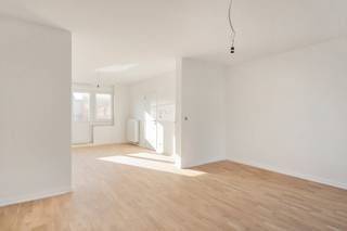 Gerenoveerde triplex pal in het centrum van Kapellen!Triplex:Op de eerste verdieping- een ruime leefruimte op parketvloer van Ca. 40 m² waar...