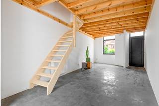 *** Inplannen van een bezoek kan via deze link : https://calendly.com/steven-vg123/bezoeken-ketinglei-47-hemiksem ****<br />Op zoek naar een volledig gerenoveerde en instapklare woning waar je echt niks meer aan hoeft te doen? Zoek niet verder! Gelegen aan de Ketinglei 47 in Hemiksem vind je deze prachtige, energiezuinige woning op een zéér centrale locatie. Met het gezellige centrum, het openbaar vervoer en belangrijke invalswegen vlakbij, geniet je hier van een optimale bereikbaarheid. De woning is van A tot Z vernieuwd met oog voor kwaliteit en comfort. Droom je van een gezellige buitenplek? De stadstuin is een super gezellige aanvulling van deze woning — de ideale plek voor zomerse barbecues of om heerlijk te ontspannen.<br />De belangrijkste troeven op een rij:Volledig gerenoveerd: Uitgerust met een nieuwe keuken, een moderne badkamer, een gloednieuwe verwarmingsinstallatie op aardgas , een nieuw geïsoleerd dak én nieuwe ramen. <br />Toekomstgericht & Zorgeloos: Gunstig EPC-label B, volledig asbestvrij en een goedgekeurde, conforme elektrische installatie. <br />Indeling: Een gezellige leefruimte met veel lichtinval, vernieuwde keuken en badkamer, en 2 volwaardige slaapkamers. <br />Buitenruimte: Gezellige stadstuin. Kortom: de perfecte combinatie van een centrale ligging, moderne luxe en een heerlijke tuin. Ideaal voor starters, jonge gezinnen of wie zorgeloos wil verhuizen. <br />Interesse? Neem snel contact op voor een bezoek en laat je verrassen door deze parel op Ketinglei 47!