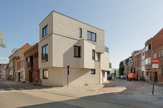 <p><span>Kwaliteitsmaterialen en uitmuntende architectuur tillen deze woning met ingang langs de Vredestraat, naar een hoger niveau. Wie naar deze witte parel kijkt, opgetrokken met Wapper/Rainbow White gevelstenen, merkt dat de gevelvlakken een allesbehalve banale indruk maken. Het gebouw intrigeert door de uitstekende vormen en nodigt uit tot exploratie. Er is over de hele lijn gekozen voor topmaterialen: gietvloeren, gelakte plinten, stalen muurkappen, granieten trappen, alu ramen met geluidsdempende isolatie (tot 32dB), warmtepomp en 12 zonnepanelen. De doorgedreven isolatie garandeert een BEN-label. Het gelijkvloers omvat: groot bureel/kamer, wasplaats/berging, koer met achterdeur, plus een badkamer: bad, inloopdouche met ingebouwd kraanwerk en een breed lavabomeubel. Op de eerste verdieping verrassen de overvloedige lichtinval en goede plafondhoogte. Ons oog valt op wachtleidingen voor wifi-versterkers en een groot schuifraam aan de open keuken, met toegang tot het schitterende terras. In de keuken spotten we onder meer een kookvuur met grote kookzones en dimbare verlichting. Op de 2</span><span><sup>e</sup></span><span> verdieping grenst één van beide kamers aan een mooi terras. De badkamer omvat een lavabomeubel, hangtoilet en inloopdouche, waarbij de wand is uitgevoerd in hetzelfde materiaal als de vloer. Sinds de afsluiting van de Tervuursesteenweg (kant station), is het hier zeer rustig, met een uitstekende mobiliteit (Mobiscore 9,5 op 10).</span></p>