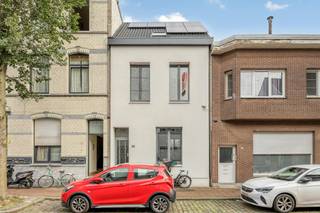 Dit huis te koop aangeboden in Deurne is centraal gelegen in de Palinckstraat. Het openbaar vervoer (bus en tram) vind je op 5 minuten wandelen.<br /><br />Het huis werd gerenoveerd in 2022, waarbij onder andere de boiler, badkamer en slaapkamers bovenaan werden vernieuwd. Vorig jaar werd er een volledig nieuw dak gelegd. Er werden ook zonnepanelen geplaatst, evenals een geïsoleerde voorgevel in crepis.<br /><br />Het huis dat we hier te koop aanbieden in Deurne beschikt over volgende indeling:<br /><br />KELDER<br />GELIJKVLOERS<br />- lichtrijke woonkamer<br />- open, ruime keuken met berging<br />- gezellige stadskoer<br /><br />EERSTE VERDIEP<br />- badkamer voorzien van bad/douche combinatie, dubbele lavabo en toilet, met aparte wasruimte<br />- 2 ruime, lichtrijke slaapkamers<br /><br />TWEEDE VERDIEP<br />- 2 lichtrijke slaapkamers<br /><br />Bij dit huis te koop in de Palinckstraat, krijg je niet alleen licht en ruimte, maar ook sociale, vriendelijke buren in de straat waar regelmatig bbq's en straatfeesten georganiseerd worden.<br /><br />EPC Palinckstraat 140: 196 kWh / (m²/jaar) (B)<br /><br />Ben jij geïnteresseerd in dit huis te koop in Deurne? Had u graag een gratis schatting van uw eigendom? bel ons voor een vrijblijvend gesprek op 03/666.66.66 of mail naar deurne@dewaele.com.<br /><br />Bestuursmaatregelen in het maatregelenregister en stedenbouwkundige inlichtingen: in aanvraag<br /><br />Elektrische keuring en asbestattest: in opmaak<br /><br /><br /><br />Bestuursmaatregelen in het maatregelenregister: nee