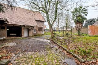 Deze te renoveren handelswoning biedt een uitzonderlijke waaier aan mogelijkheden.<br />Het zeer ruime perceel van maar liefst 1.451 m² omvat een woning met garage, verschillende bijgebouwen én een zuidgerichte tuin. Kortom: je eigen oase in hartje Moen!<br />Het gelijkvloers biedt heel wat mogelijkheden dankzij de voormalige winkelruimte en de grote leefruimte. De woning werd reeds gestript, waardoor je meteen kan starten met de herinrichting volgens jouw eigen visie. Daarnaast zijn er nog een keukenruimte, badkamer, slaapkamer, berging en garage die toegang biedt tot de charmante binnentuin. De diverse bijgebouwen kunnen oneindig veel bestemmingen krijgen.<br />Op de eerste verdieping bevinden zich twee grote ruimtes die de inrichting van drie of vier ruime slaapkamers gemakkelijk mogelijk maken met daarnaast nog een badkamer. Vervolgens is er een vaste trap naar een zeer ruime zolder, die nog verdere inrichtingsmogelijkheden biedt.<br /><br />EPC: 1063 kWh/m² – label F – renovatieverplichting van toepassing.<br /><br /><u><strong>TROEVEN:</strong></u>
<ul>
	<li>Ruime woning met groot perceel</li>
	<li>Bijgebouwen en voormalige winkelruimte</li>
	<li>Zuidgerichte tuin</li>
	<li>Centrale ligging</li>
	<li>Enorm veel potentieel</li>
</ul>
<br /><strong>Interesse?</strong><br />Contacteer REALIMMO voor een bezoek of meer informatie via 0471 89 28 25 of via aaron@real-immo.be