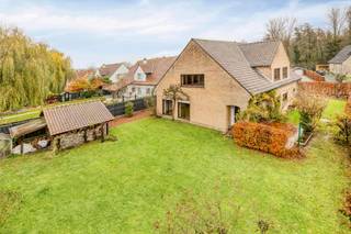 Située dans la rue calme et résidentielle Dronkenborrestraat 28 à Wambeek, cette charmante villa à quatre façades, d'une grande solidité, se...