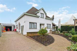 <p><span>Op zoek naar een uitzonderlijke eigendom waar wonen, ondernemen en visie samenkomen? Dan is dit gunstig gelegen multifunctioneel pand precies wat u zoekt!</span></p><p><span>Een pand dat uitblinkt in ruimte en veelzijdigheid. Momenteel bekend als één van de meest gewaardeerde horecazaken in de omgeving, maar bovenal een zeldzame opportuniteit voor wie groots durft denken.</span></p><p><span> </span></p><p><span>Dit woon- en handelshuis biedt een unieke synergie tussen privé comfort en professionele mogelijkheden. Of u nu droomt van een hoogwaardige horecazaak, dansschool, een praktijk, kantoorruimte of een exclusieve combinatie van wonen en werken. Dit pand vormt het perfecte canvas.</span></p><p><span> </span></p><p><span>Indeling:</span></p><p><span>Gelijkvloers: Aangename leefruimte, bureau/slaapkamer, badkamer met toilet, dubbele lavabo, ligbad en instapdouche, keuken (voorzien van alle comfort), wasplaats, koelcel, handelsruimte met bijgebouwen.</span></p><p><span>Verdieping: Nachthal, drie slaapkamers.</span></p><p><span> </span></p><p><span>Extra info: Totale bruikbare vloeroppervlakte van maar liefst 608 m², ideale combinatie van wonen en werken, energielabel D (zaal) en E (privé), 36 zonnepanelen, rolluiken, elektrische installatie CONFORM AREI, voldoende parkeermogelijkheden, watertoets (P- en G-score: A), volledig omheind, groot terras!</span></p><p><span> </span></p><p><span>Dit is geen klassiek vastgoed, maar een kans met karakter, waar ambitie en levenskwaliteit elkaar ontmoeten. Een pand dat zich leent voor ondernemers, investeerders en levensgenieters die op zoek zijn naar iets méér.</span></p><p><span>Aarzel niet en plan vandaag nog uw bezoek in!</span></p><p><span>Kenneth (0472/03 25 88) - <span>kenneth.pollet@vastgoedhuys.be</span></span><span> of Melissa (0486/54 71 80) - <span>melissa.cardaci@vastgoedhuys.be</span></span></p><p><span> </span></p>