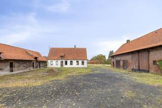 Unique farm located in Rollegem-Kapelle. A project with huge potential with a plot of approximately 8,000 m² with the possibility to purchase an additional hectare. An important advantage of this property is that the change in function has already been implemented and the land is free of rent.The property currently includes:- house with ground floor, first floor/attic and basement.- multiple storages/storerooms.Do you want to make an appointment or would you like more information about this farm? Please contact Jeroen Taillieu - 0493 25 14 33 or via jeroen.taillieu@dewaele.comThis property is subject to the renovation obligation imposed by the Flemish government for residential buildings (unless demolished within 5 years of purchase). For more information, consult the website of the Flemish Energy and Climate Agency at https://www.vlaanderen.be/een-woning-kopen/renovatieverplichting-voor-residentiele-gebouwen
