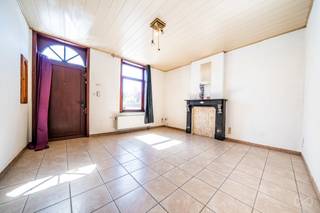 We Invest Centre Hainaut a le plaisir de vous présenter cette maison 3 façades située dans un environnement calme à Courcelles, offrant un cadre de vie agréable avec une superbe vue dégagée sur les champs.<br /><br />La maison se compose d’un séjour lumineux ainsi que de beaux espaces à repenser selon vos envies, offrant un beau potentiel d’aménagement.<br /><br />Elle dispose de 3 chambres confortables et conviendra parfaitement à une famille ou à un projet de rénovation personnalisé.<br /><br />Le bien comprend également des caves ainsi qu’un garage pouvant accueillir 2 voitures et plusieurs places de parking à l’avant.<br /><br />À l’extérieur, vous profiterez d’un grand jardin, parfait pour les moments de détente en famille ou entre amis. <br /><br />Éléments techniques : toiture en bon état, chauffage central gaz, châssis double vitrage en bois, installation électrique à remettre en conformité.<br /><br />PEB=E (347Kwh/m².an). Code unique 20260216041183 E total: 44177kWh/an <br />RC: 386€<br /><br />Faire offre àpd 189.000€.<br /><br />Une maison pleine de charme, proche des axes principaux, idéale pour un projet de rénovation dans un cadre paisible.<br /><br />Pour plus d’informations ou pour organiser une visite, contactez Luca au 0497/77 67 70. <br />Pour une évaluation gratuite et sans engagement, vous pouvez également nous joindre au 0497/77 67 70 ou au 064/555 777.!!!<br /><br />We Invest Centre Hainaut - Votre agence de proximité sur La Louvière, Binche, Thuin, Anderlues, Chapelle, Morlanwelz, Manage, Seneffe, Courcelles et Pont-à-Celles !!!