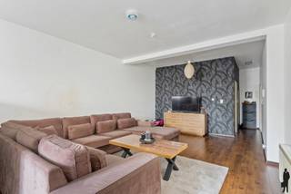 <b>Recent 1-slaapkamer appartement aan Slachthuissite<br /></b><br />- Reeds 30% verkocht van project -<b><br /></b>Gelegen aan de Slachthuissite: een buurt die de laatste jaren enorme stappen heeft gemaakt en momenteel erg veel investeerders aantrekt door haar geschiedenis en veelbelovend toekomstperspectief.<br />De komende jaren zal hier een aanzienlijke <strong>transformatie </strong>plaatsvinden met verschillende nieuwe <strong>ontwikkelingsprojecten </strong>en <strong>herbestemmingen </strong>van historische panden.<br />Deze buurt biedt de bewoner een unieke mix van de authentieke, industriële charme en de moderne stadsvernieuwing.<br />In combinatie met een uitzonderlijk mooie mobiscore is het hier aantrekkelijk wonen voor wie wil genieten van het stadsleven, zonder in te boeten aan comfort en leefbaarheid.<br /><br />Het appartement zelf meet 72 m² en werd volledig <strong>gerenoveerd </strong>in 2008: voorzien van moderne afwerking en faciliteiten.<br />De EPC-score van B houdt in dat er geen renovatieverplichting geldt!<br />Er is een <strong>aparte slaapkamer </strong>die voldoende ruimte biedt voor een tweepersoonsbed en een kledingkast. De badkamer werd uitgerust met modern sanitair.<br />De lage maandelijkse kosten van slechts 25 euro maken dit appartement bijzonder aantrekkelijk voor zowel starters als investeerders.<br /><br /><strong>Bijzonderheden:<br /></strong><span>- Volledig verbouwd in 2008</span><br /><span>- Verhuurd - mits inachtname huurders</span><br /><span>- Aparte meters<br /></span>- Kelderberging