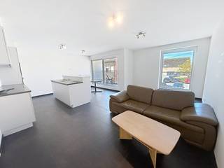 Dit recent appartement is gelegen op de 1ste verdieping van het gebouw, op wandelafstand van het centrum van Staden, alle winkels, openbaar vervoer,... <br />Het appartement bestaat uit een inkom, toilet, lichtrijke leefruimte met open ingerichte keuken, berging, badkamer (dubbele lavabo en douche), 2 ruime slaapkamers én een terras. <br />U beschikt tevens over een garage, gelegen op het gelijkvloers achter het gebouw.<br /><br />De huurprijs is inclusief syndic. <br /><br />(EPB E68 - 98,87 kWh/m²)