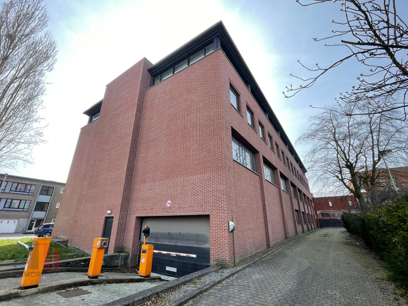 Lichtrijke ruime kantoorruimte met open indeling in het hart van Brugge - foto 4