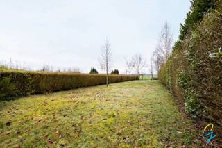 Te koop te Berlare!Charmante halfopen bebouwing op ruim perceel (+8 are) met prachtig zicht op de velden.Deze verzorgde halfopen bebouwing is gelegen...