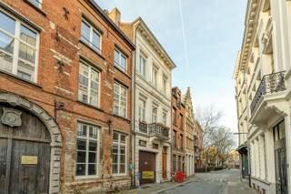 <p><span>Ruime woning met gelijkvloers magazijn/autostaanplaatsen in centrum Antwerpen.</span></p><p><span>Deze woning betreden we via een inkomhal met authentieke elementen. De gelijkvloerse garage strekt zich uit over de volledige perceelsoppervlakte, ca 90m². Prima onderhouden, diverse invullingen zijn mogelijk. </span></p><p><span>Op de eerste verdieping vooraan is er een leefruimte op houten vloer. Via een trapje komen we in de eetkamer met aansluitend de geïnstalleerde keuken. Het eerste terras van 17m² bevindt zich hierachter. Verder is er een geïnstalleerde badkamer. Op de tussenverdieping is er een eerste slaapkamer met aansluitend terras van 21m². Het volgende verdiep heeft een slaapkamer vooraan, een tussenkamer met momenteel een kitchenette en een volgende slaapkamer met annex badkamer. Via een ladder in de nachthal komen we vervolgens in de zolderruimte waar nog enkele slaapkamers kunnen worden geïnstalleerd, mogelijks te bereiken via een volwaardige trap. Er is renovatieplicht, een simulatie tot epc B is beschikbaar. De woning is ook volledig onderkelderd. Met garage erbij, is de beschikbare oppervlakte ca 290m².</span></p><p><span> </span></p><p><span>Voor meer informatie: <span>www.immodelaet.be</span></span><span> </span></p><p><span>Interesse in GRATIS SCHATTING van uw eigendom? Contacteer ons! 03/644.00.88 – <span>info@immodelaet.be</span></span><span> </span></p><p><span> </span></p>