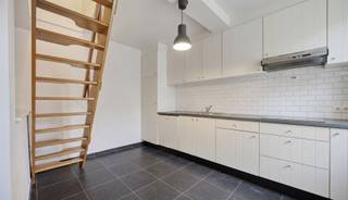 <p>Unieke opbrengsteigendom of ideale eerste woonst van 65 m² op een absolute<strong> toplocatie in Lier</strong>! Via de inkom kom je onmiddellijk in de<strong> gezellige leefruimte</strong> met een <strong>geïnstalleerde open keuken</strong>, waar licht en ruimte centraal staan. Op de eerste verdieping bevindt zich een <strong>ruime slaapkamer</strong> en een aparte, <strong>volledig uitgeruste badkamer</strong> met een douche, toilet en lavabomeubel. Kortom, een charmante en instapklare woning op een gegeerde ligging, perfect voor wie comfortabel en centraal wil wonen of investeren.<br /><br />Extra: <br />- <strong>EPC-klasse D </strong>(326 kWh -> <strong>GEEN renovatieverplichting!</strong>) <br />- Watertoets: perceelscore B, gebouwscore B. <br />- Woongebied, Vg, Gmo, Gvkr, Gvv<br />- Niet opgenomen in maatregelenregister</p><p><br /><br />Nabij school, winkels, autosnelweg, openbaar vervoer, etc. Voor meer info ga naar www.coenenvastgoed.be of bel 03/375.82.92</p>