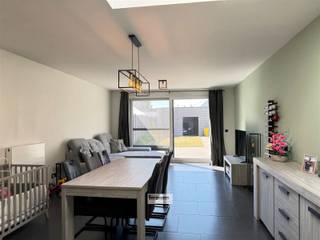Gerenoveerde woning (2016) gelegen in het centrum van Hoevenen. Vlakbij winkels, scholen en openbaar vervoer. Vlotte verbinding naar de A12 en...