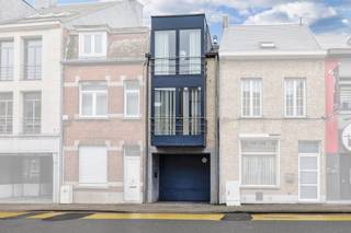 <p>Voor meer info of een bezoek, bel 053 59 49 33 - Op een strategische ligging aan de stadsrand van Ninove bevindt zich deze <strong>instapklare bel-étage</strong>. Winkels, scholen en openbaar vervoer bevinden zich op een steenworp, evenals de vlotte verbindingswegen richting Aalst, Brussel en Halle. <strong>Uitstekende energiescore label B!</strong> De woning werd <strong>in 2000 grondig vernieuwd via een vernieuwbouwproject </strong>en omgevormd tot deze statige en degelijke bel-étage. Op het gelijkvloers beschikt men over <strong>een ruime garage, een praktische berging/wasplaats en een gezellig tuintje</strong>. De eerste verdieping omvat<strong> een lichtrijke leefruimte</strong> met salon en eetplaats, aansluitend een open en kwalitatieve keuken. Verder bevindt zich op dit niveau een gastentoilet en heeft men toegang tot een aangenaam terras. Op de tweede verdieping bevindt zich <strong>een ruime nachthal waar momenteel een slaapkamer werd ingericht, die eventueel nog kan opgesplitst worden, een tweede slaapkamer</strong> en een badkamer. Daarnaast is er nog een zolder aanwezig waar bijkomend een extra kamer of polyvalente ruimte kan gecreëerd worden. De woning beschikt over<strong> centrale verwarming op aardgas met een vernieuwde verwarmingsketel</strong>, aluminium ramen met dubbele beglazing en een geïsoleerd dak. Dankzij de degelijke betonconstructie vormt dit pand een solide en instapklare woning op een gunstige ligging nabij het centrum van Ninove.</p>