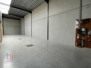 Magazijnruimte van +/- 200 m² te huur, deel uitmakend van een grotere nieuwbouw unit van 311 m². Fantastisch gelegen op industriezone Vlamingveld vlakbij de bedrijvige Gistelsteenweg, op amper 750 m van de E40 op- en afrit 6 Jabbeke.<br /><br />De loods heeft een vrije hoogte van +/- 6 m en is toegankelijk via een automatische sectionale poort en voorzien van een polybetonvloer, de nodige technieken alsook camerabewaking, verlichting en een lichtstraat met rookluik.<br /><br />De magazijnruimte maakt deel uit van het nieuwbouw KMO-project "Permeke".<br />Ruime parkeer- en manoeuvreerruimte op de site. Onmiddellijk beschikbaar.<br />Contacteer PANORAMA B2B voor bijkomende inlichtingen, plannen of een vrijblijvend plaatsbezoek 050 300 800.