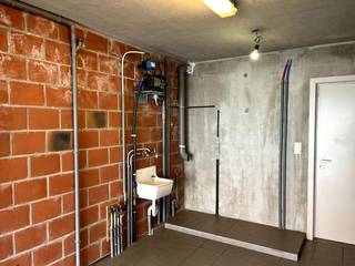 Deze charmante bebouwing met 3 slaapkamers op Warandestraat 28 in Waregem biedt een uitstekende woongelegenheid. Met een bewoonbare oppervlakte van 160m² (grondopp. 238m2) en een gunstige EPC-score B, is dit huis zowel energiezuinig (140kWh)als ruim. De woning beschikt over een lichte leefruimte met grote raampartijen die uitkijken op de tuin, en een half open functionele keuken.<br />De woning werd in 2009 door Groep Huyzentruyt nv gebouwd en heeft een KI van 697€ en wordt door een gasketel verwarmd.<br /><br />De keuken is voorzien van de nodige toestellen en biedt voldoende kastruimte. Op de verdieping bevinden zich de badkamer met douche en ligbad en drie slaapkamers, die elk voldoende ruimte bieden voor een comfortabel verblijf. Slaapkamers en badkamer hebben pvc rolluiken en de woning heeft een handige zolderruimte. De woning is instapklaar en biedt de perfecte basis om er uw droomwoonst van te maken vlakbij het centrum van Waregem en op 5 minuten rijden van de oprit E17.<br /><br />De tuin, toegankelijk via twee schuiframen (één in de keuken en één in de living), is een aangename buitenruimte met terras voorzien van een terras overkapping en veel groen met oa prachtige wijnranken. <br />De tuin is toegankelijk via een Bekaert poortje in de Zagerijstraat. Een garagepoort aan de voorzijde van de woning geeft toegang tot een inpandige garage. Deze woning combineert comfort, functionaliteit en een aantrekkelijke EPC-score, wat het een interessante investering maakt.
