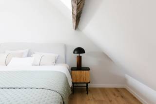 <p>Op een boogscheut van het <span><span>Marnixplein</span></span>, gelegen op het hippe Zuid, bevindt zich dit prachtig gerenoveerde duplexappartement met twee slaapkamers in de <span><span>Lambermontstraat</span></span>.</p>
<p>Gelegen op de 3de en 4de verdieping, geniet u hier van een uitzonderlijke lichtinval en een aangenaam ruimtelijk gevoel. Dankzij de slimme en doordachte indeling wordt elke vierkante meter optimaal benut, wat zorgt voor een zeer comfortabele woonbeleving, ideaal om alleen te wonen of als koppel.</p>
<p>Het appartement werd volledig en kwalitatief gerenoveerd met oog voor detail en hedendaags comfort. De moderne afwerking, gecombineerd met de grote raampartijen, creëert een frisse en eigentijdse uitstraling. Bovendien beschikt het appartement over toegewezen zonnepanelen en een bijzonder gunstig EPC (label B – 153 kWh/m² jaar) , wat resulteert in een energiezuinige en toekomstgerichte woonst.</p>
<p>De residentie zelf werd eveneens vernieuwd en bevindt zich in uitstekende staat, met een gezonde en jonge mede-eigendom. Dit garandeert een zorgeloze investering en aangenaam wonen.</p>
<p>Als extra troef beschikt het appartement over een zonnig en goed georiënteerd terras, waar u in alle rust kan genieten. Daarnaast is er ook een privatieve kelderberging inbegrepen, ideaal als praktische stockageruimte.</p>
<p>De ligging in een rustige straat, en toch vlakbij het bruisende stadsleven, maakt dit een unieke combinatie van comfort en locatie.</p>
<p>Vraagprijs: €349.000</p>
<p>Een ideale opportuniteit voor wie op zoek is naar een instapklaar, lichtrijk en energiezuinig appartement op een absolute topligging in Antwerpen.</p>