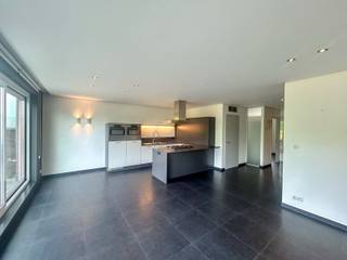 <p><strong>Prachtig en ruim duplex-appartement met twee slaapkamers, twee badkamers, groot zonneterras en garagebox op een boogscheut van Leuven centrum en het station. Bouwjaar 2012 - EPC 85 kWh/m²</strong><br /><br />Indeling: Op de eerste verdieping bevindt zich de inkomhal met gastentoilet en vestiaire hoek, wasplaats/berging met aansluitingen voor wasmachine en droogkast, lichtrijke woonkamer met open volledig geïnstalleerde keuken en een groot zonneterras met uitzicht op het achterliggende groene park met tennisterrein. Het park is enkel toegankelijk voor bewoners van het gebouw. Tevens bevindt zich op dit niveau één slaapkamer met bijhorende badkamer bestaande uit toilet, dubbele lavabo en ligbad.<br />Op de tweede verdieping bevindt zich de tweede slaapkamer met bijhorende badkamer omvattende een toilet, inloop(regen)douche en een meubel met twee lavabo's.<br /><br />Op de -1 verdieping bevindt zich een garagebox (mogelijkheid tot het huren van een 2de garagebox voor 100 euro per maand). <br /><br />Dit appartement is tot in de puntjes verzorgd en afgewerkt met kwaliteitsvolle materialen. Het is tevens volledig uitgerust met domotica en airco.<br />Gordijnen en verlichting blijven in het appartement.<br /><br />Beschikbaar vanaf 1 juni 2026. Huurprijs bedraagt 1.550€/maand + 150€/maand provisie voor de gemeenschappelijke kosten.<br /><br />Gelegen te Heverlee op een boogscheut van Leuven centrum, de Universiteit, Imec, UZ Gasthuisberg en AB Inbev. Tevens vlakbij aansluiting met E314/E40 en Brussel.<br /><br />Wenst u graag meer informatie? Neem gerust contact op met linda@immogve.be of 016/56.56.14<br /><br /></p>