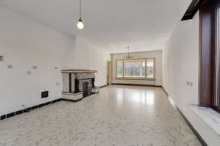 Via de inkomhal komt u in de leefruimte die is opgedeeld in een zithoek en eethoek. De grote ramen zorgen voor aangenaam veel natuurlijke...