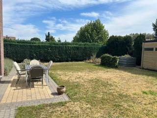 Deze ruime villa bevindt zich in een rustige en residentiële wijk, midden in het groen en vlakbij de Nederlandse grens. De woning heeft een prachtige, zonnige tuin met zonneterras waar het in alle rust vertoeven is. Op het gelijkvoers treffen we een inkomhal aan met apart gastentoilet, gezellige woonkamer met zicht op de tuin, ingerichte eetkeuken met zijingang, 3 ruime slaapkamers en een badkamer met ligbad, douche, dubbele wastafel en toilet. Er is tevens en ruime inpandige garage aanwezig met automatische poort en een aparte opit. Op de 1ste verdieping is er een zeer ruime zolder waar nog verschillende kamers van gemaakt kunnen worden. Deze woning biedt erg veel mogelijkheden en is is ideaal gelegen.