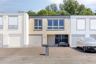 Maison spacieuse avec jardin à DeinzePrès du centre de Deinze, vous trouverez cette spacieuse maison de bel-etage sur un terrain de 252 m².La...