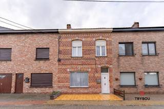 In een rustige straat vlak bij het centrum van Ieper wacht deze verrassend ruime woning op een nieuwe eigenaar. Met 3 slaapkamers, een grote...